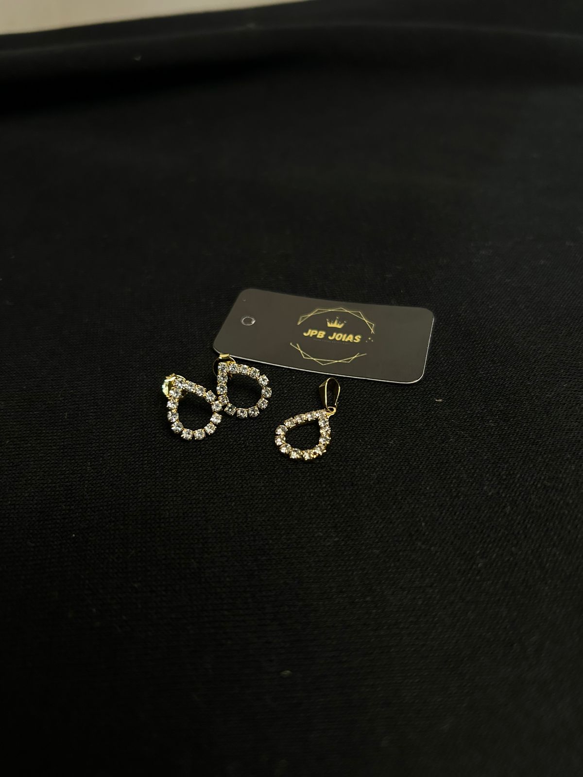 CONJUNTO BRINCO + PINGENTE GOTA CRAVEJADA