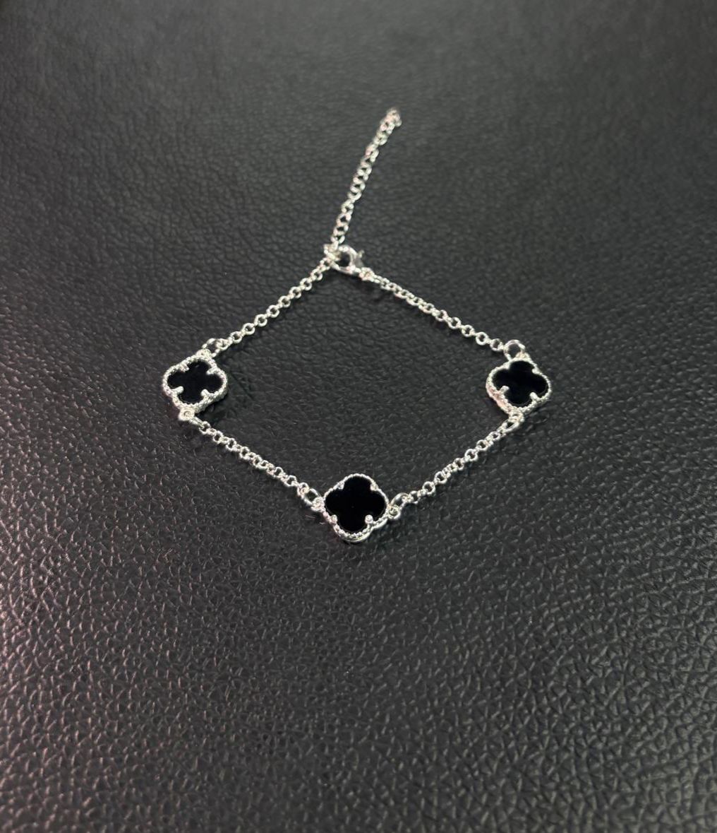 PULSEIRA TREVO DE VIDRO PRETO BANHADA PRATA + EXTENSOR
