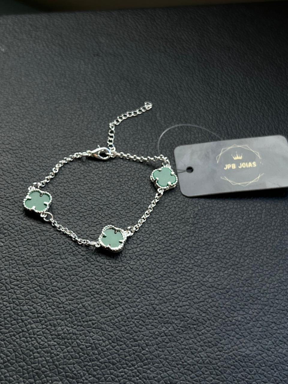 PULSEIRA TREVO DE VIDRO VERDE BANHADA PRATA